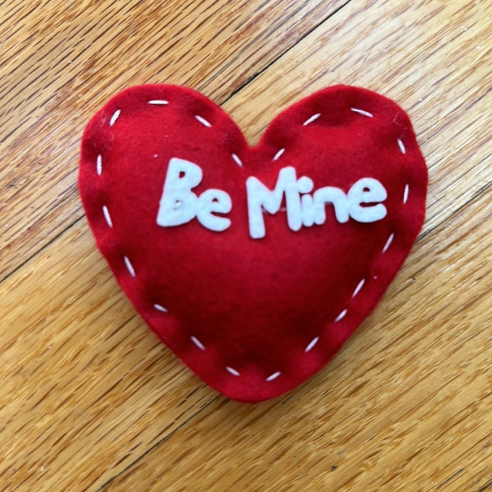 Michaels Valentine’s Day Felt Heart Table Scatter - Picture 4 of 5